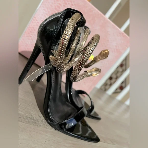 New Cape Robbin Black and Gold Women's Heels - Picture 4 of 8